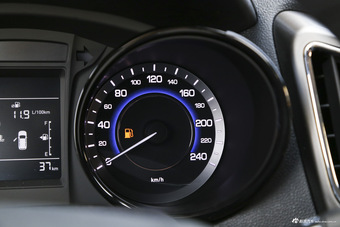 2016款长安CS15 1.5L自动时尚版