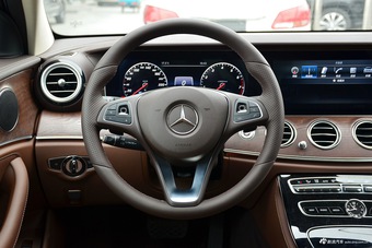 2016款奔驰E级2.0T自动E200L