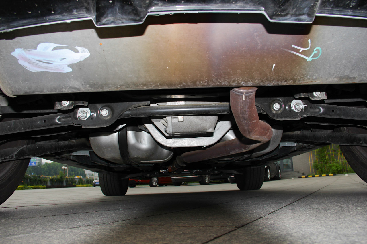 2015款揽胜极光2.0T自动锐动版图片