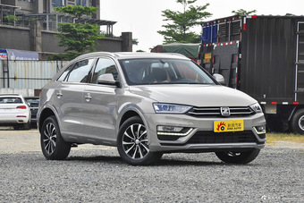 2016款众泰SR7 1.5T手动魔方之心版