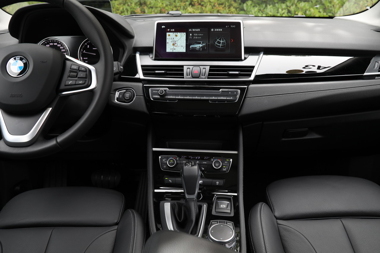 2018款宝马2系旅行车220i 2.0T自动豪华套装