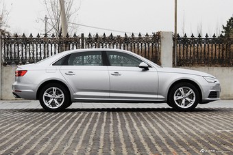 2017款奥迪A4L 2.0T自动40TFSI时尚型 花剑银