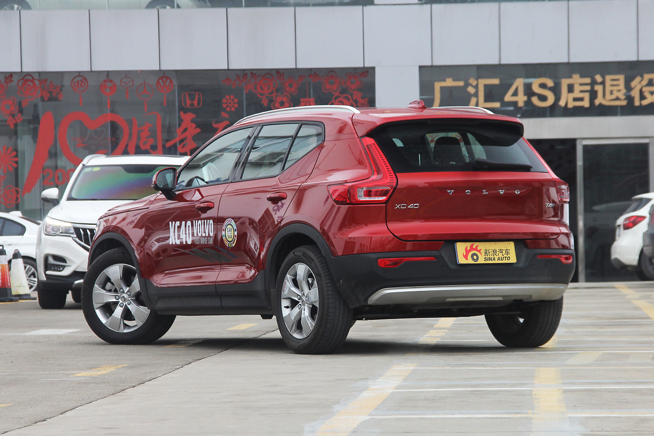 2019款沃尔沃XC40 2.0T四驱正午熔岩红T4