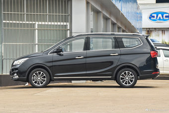 2017款宝骏730 1.5T手动风尚型7座