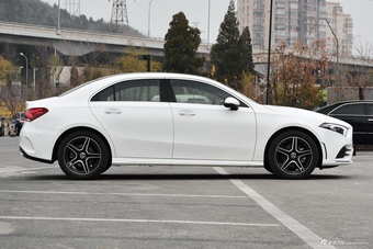 2019款奔驰A级 1.3T自动200 L运动轿车先行特别版