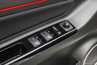 2016款昌河Q25 1.5L手动乐趣版 炫酷白