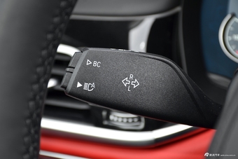 2018款宝马7系740Li 3.0T自动尊享型M运动套装xDrive黑焰版