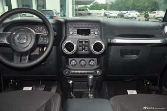 2015款牧马人2.8TD自动四门舒享版Sahara