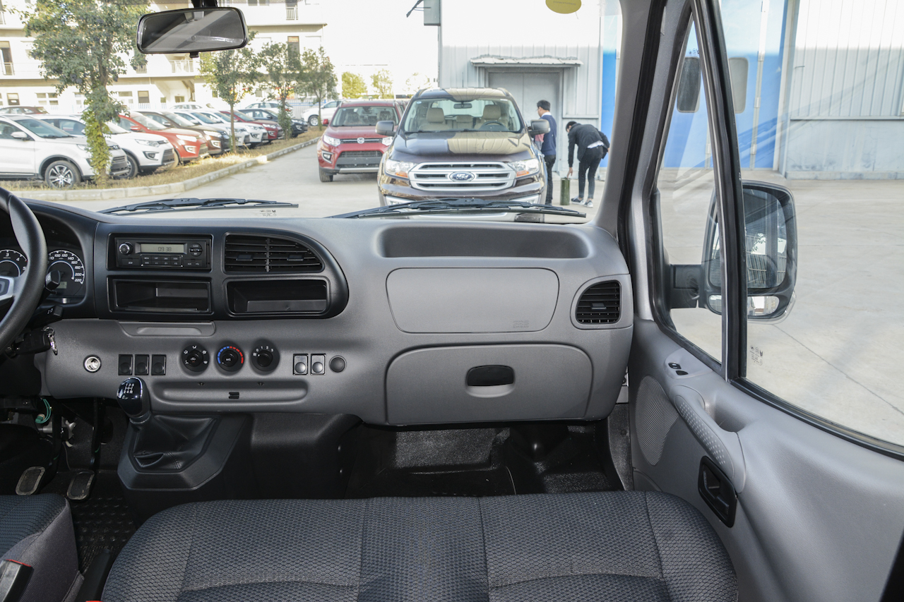 2017款特顺2.8T手动商运型短轴中顶6/7/8座JX493