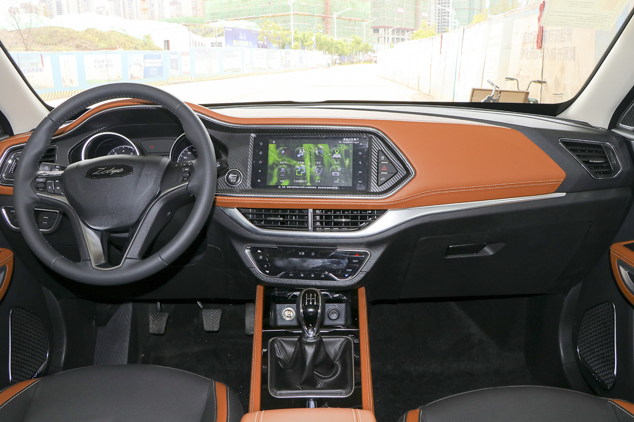 2017款众泰T300 1.5L手动尊享型