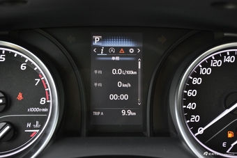 2018款凯美瑞2.0E自动精英版