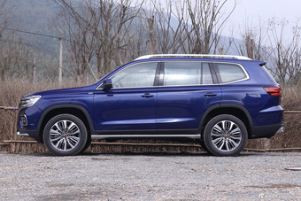 2018款荣威RX8 2.0T自动智联网四驱至尊版