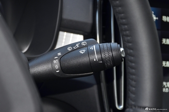 2019款沃尔沃XC40 2.0T四驱破晓冰雪白T4