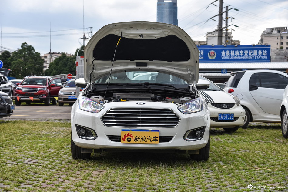 2015款福睿斯1.5L手动时尚型