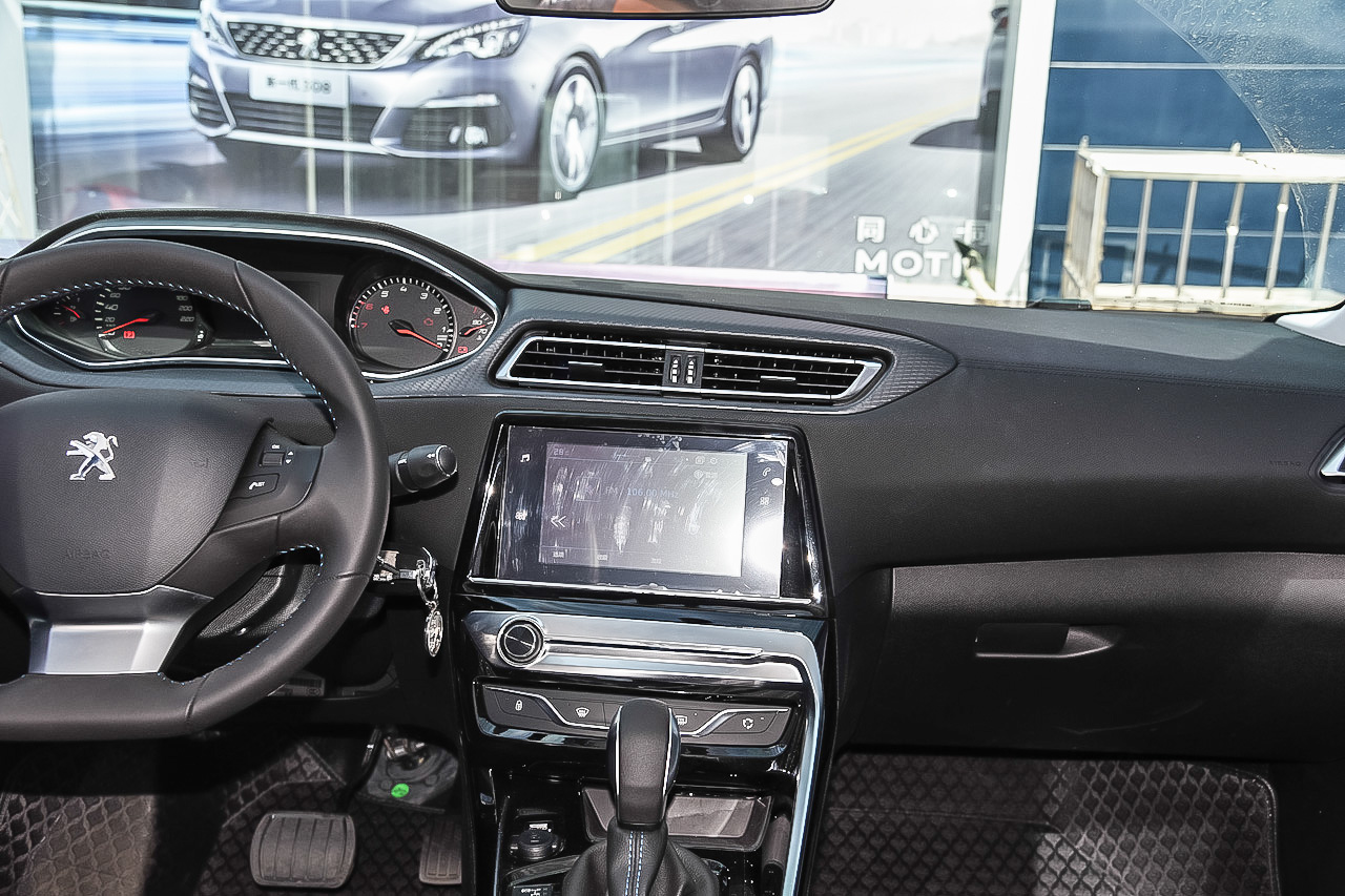 2016款标致308 1.2T自动豪华版