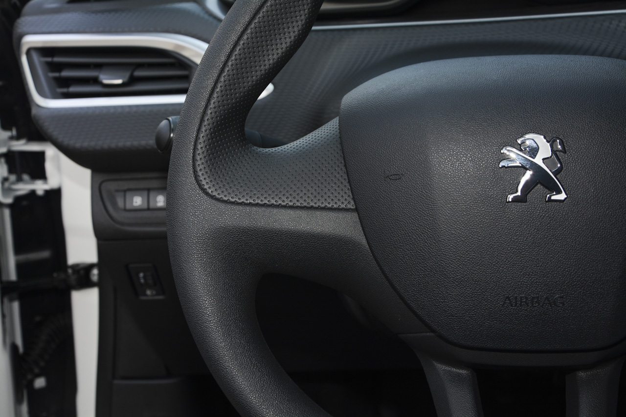 2018款标致2008 1.6L自动潮流版