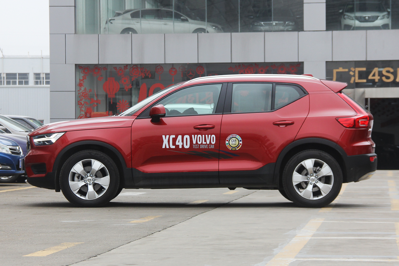 2019款沃尔沃XC40 2.0T四驱正午熔岩红T4