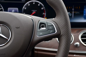 2016款奔驰E级2.0T自动E200L