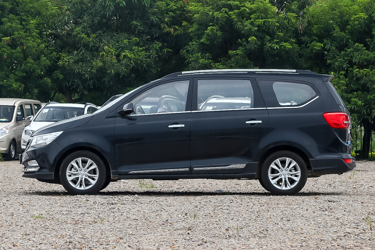 2016款宝骏730 1.5T手动豪华版 7座