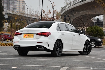 2019款奔驰A级 1.3T自动200 L运动轿车先行特别版