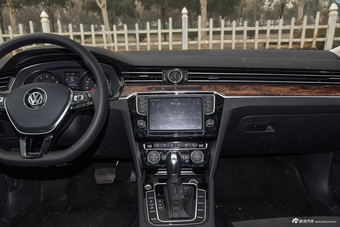 2017款迈腾2.0T自动380TSI DSG旗舰型