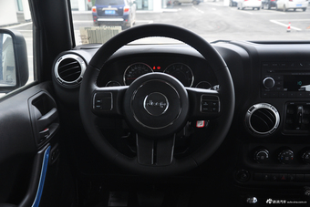 2015款牧马人2.8TD自动四门舒享版Sahara