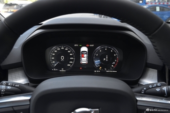 2019款沃尔沃XC40 2.0T四驱破晓冰雪白T4