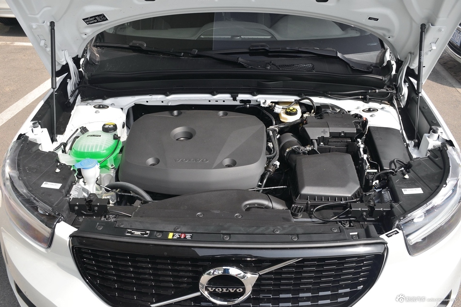 2019款沃尔沃XC40 2.0T四驱运动日暮水晶白T5