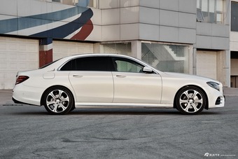 2017款奔驰E级2.0T自动 200 L 运动型 4MATIC