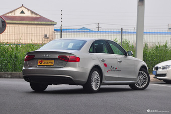 2016款奥迪A4L 2.0T自动35TFSI典藏版标准型 白金色
