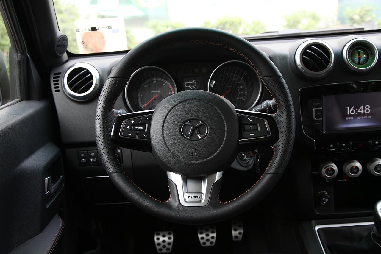 2018款北京BJ40L 2.0T手动柴油四驱尊贵版