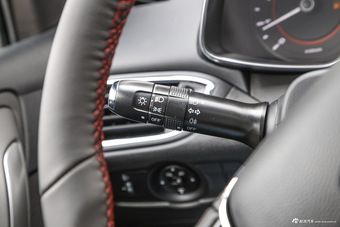 2016款艾瑞泽5 1.5L手动领锐版 秀色金