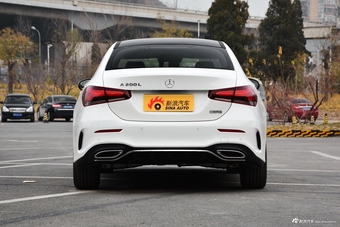 2019款奔驰A级 1.3T自动200 L运动轿车先行特别版