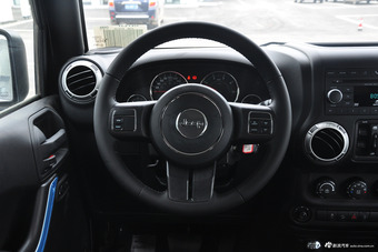 2015款牧马人2.8TD自动四门舒享版Sahara