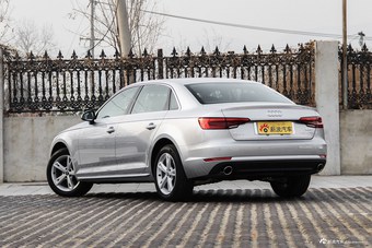 2017款奥迪A4L 2.0T自动40TFSI时尚型 花剑银