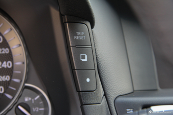 2017款英菲尼迪Q70L 2.5L自动悦享版