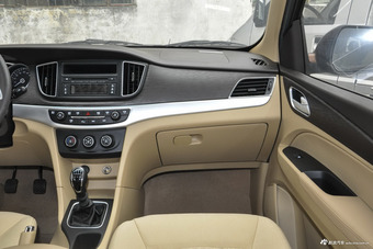 2016款宝骏730 1.5T手动标准版 7座