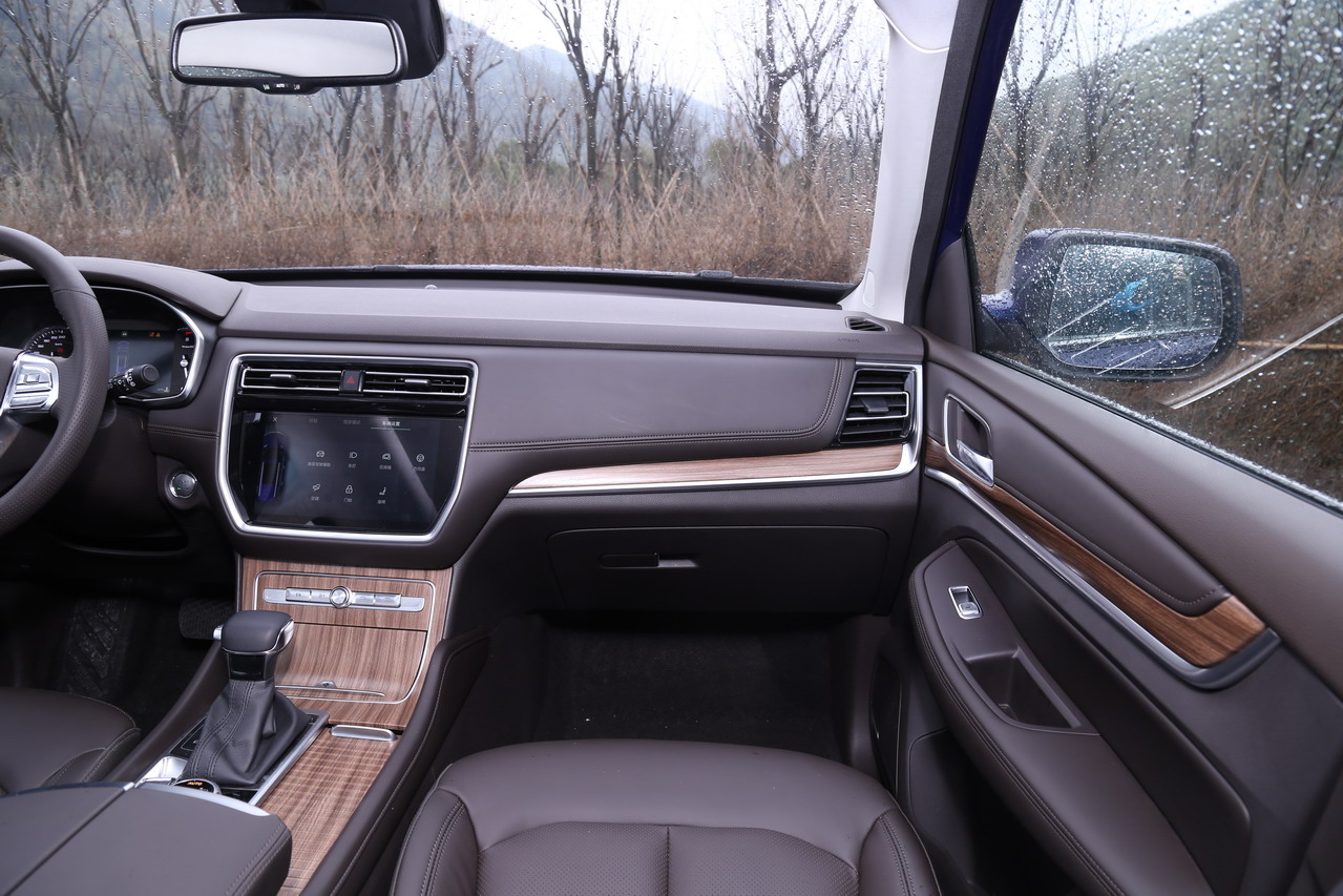 2018款荣威RX8 2.0T自动智联网四驱至尊版