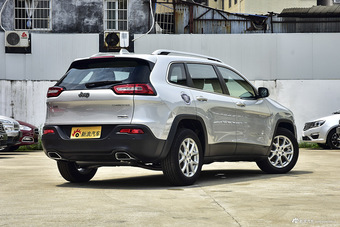 2016款自由光2.4L自动领先版 星光银