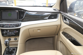 2016款宝骏730 1.5T手动豪华版 7座