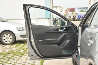 2016款马自达3昂克赛拉1.5L手动三厢豪华型 炫亮银