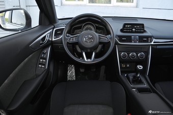 2018款马自达CX-4 2.0L手动两驱蓝天活力版