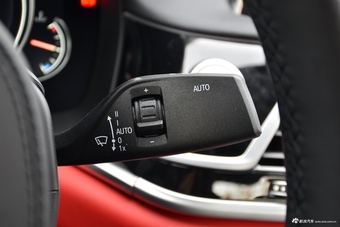 2018款宝马7系740Li 3.0T自动尊享型M运动套装xDrive黑焰版