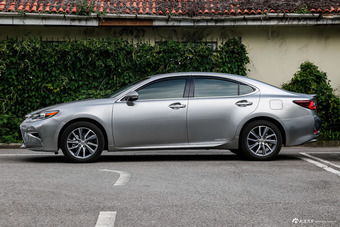 2015款雷克萨斯ES 2.5L自动300h舒适型