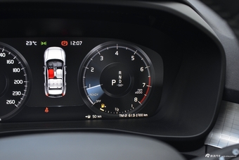 2019款沃尔沃XC40 2.0T四驱破晓冰雪白T4