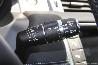 2016款揽胜极光2.0T自动SE智耀版 玉龙雪山白