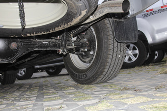 2015款五十铃D-MAX 2.5T自动四驱超豪华款