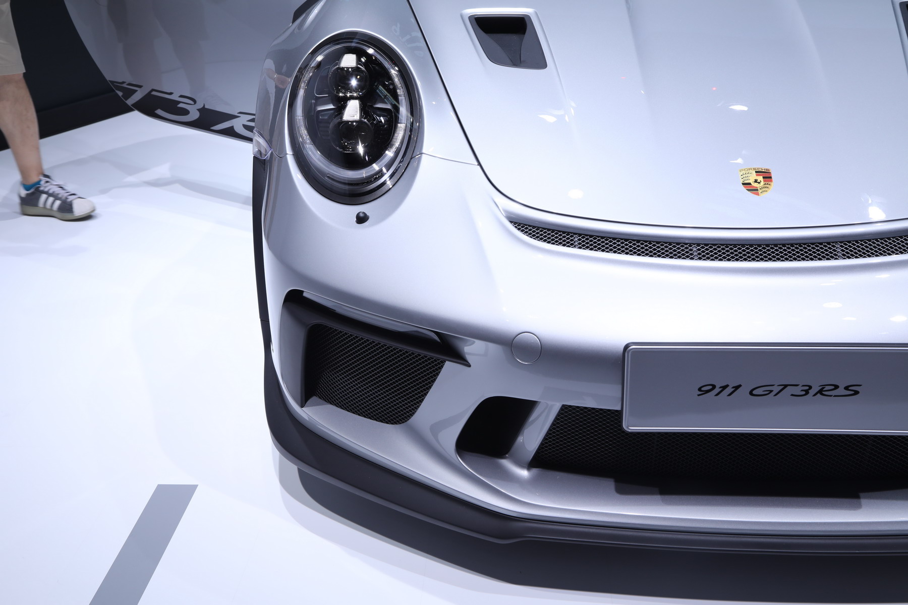 911