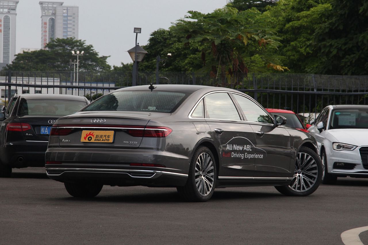2018款奥迪A8L 3.0T自动55 TFSI quattro豪华型