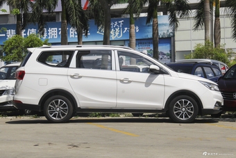 2017款宝骏730 1.5T自动风尚型7座